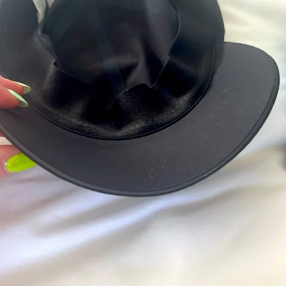 Lululemon Black Hat with elastic strap - Picture 3 of 4